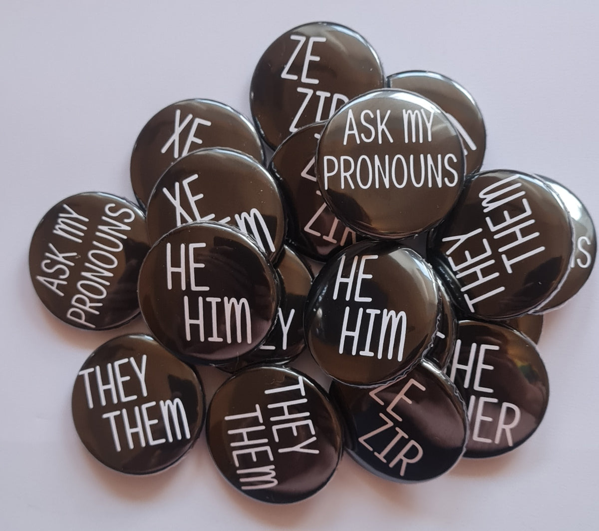 31mm - Black and White Pins